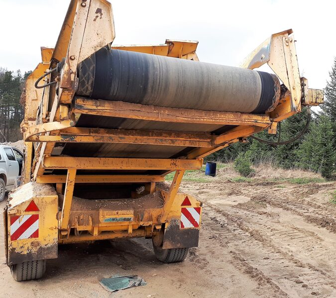 Mobile screening machine